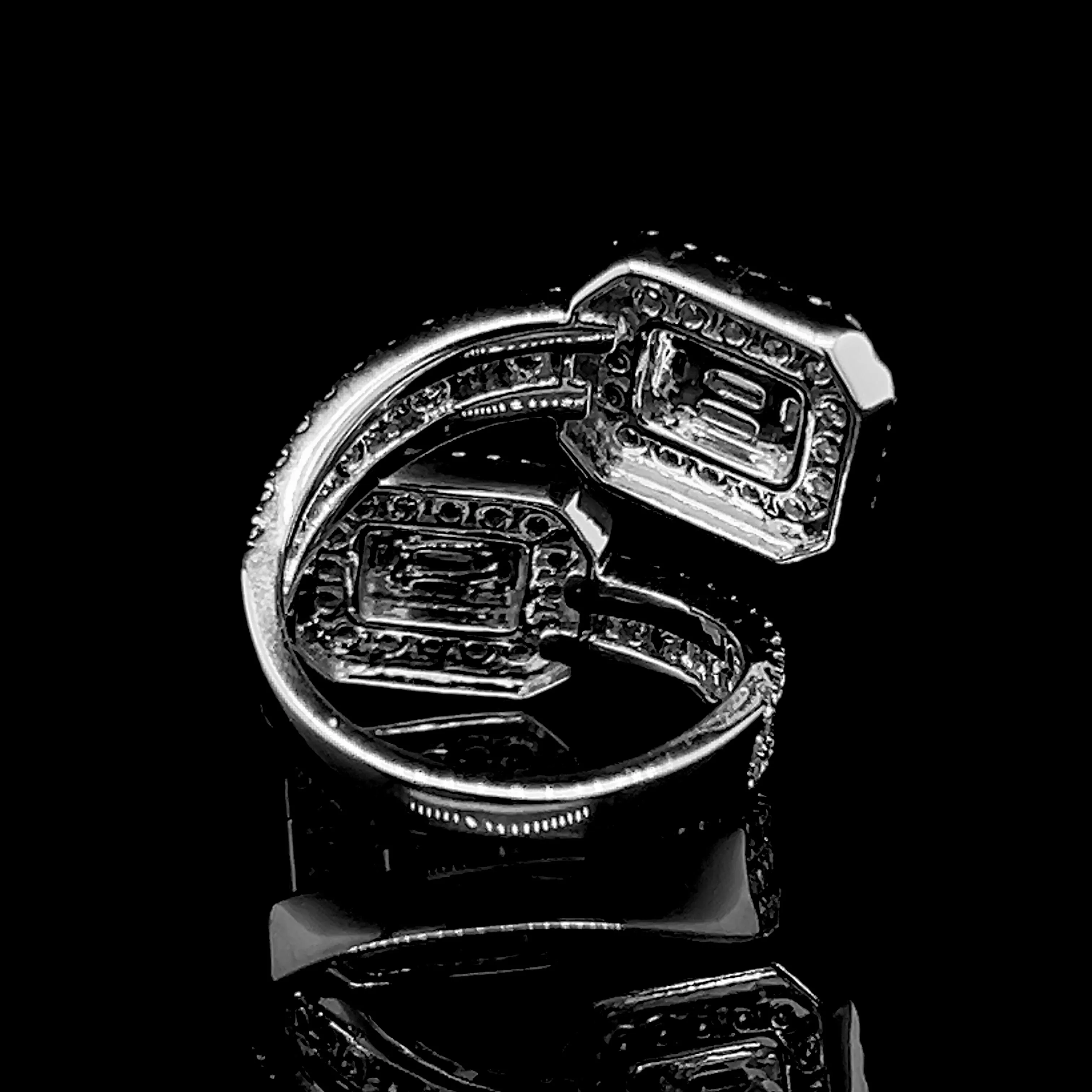 #LVNA2024 | Crossover Emerald Statement Diamond Ring 18kt