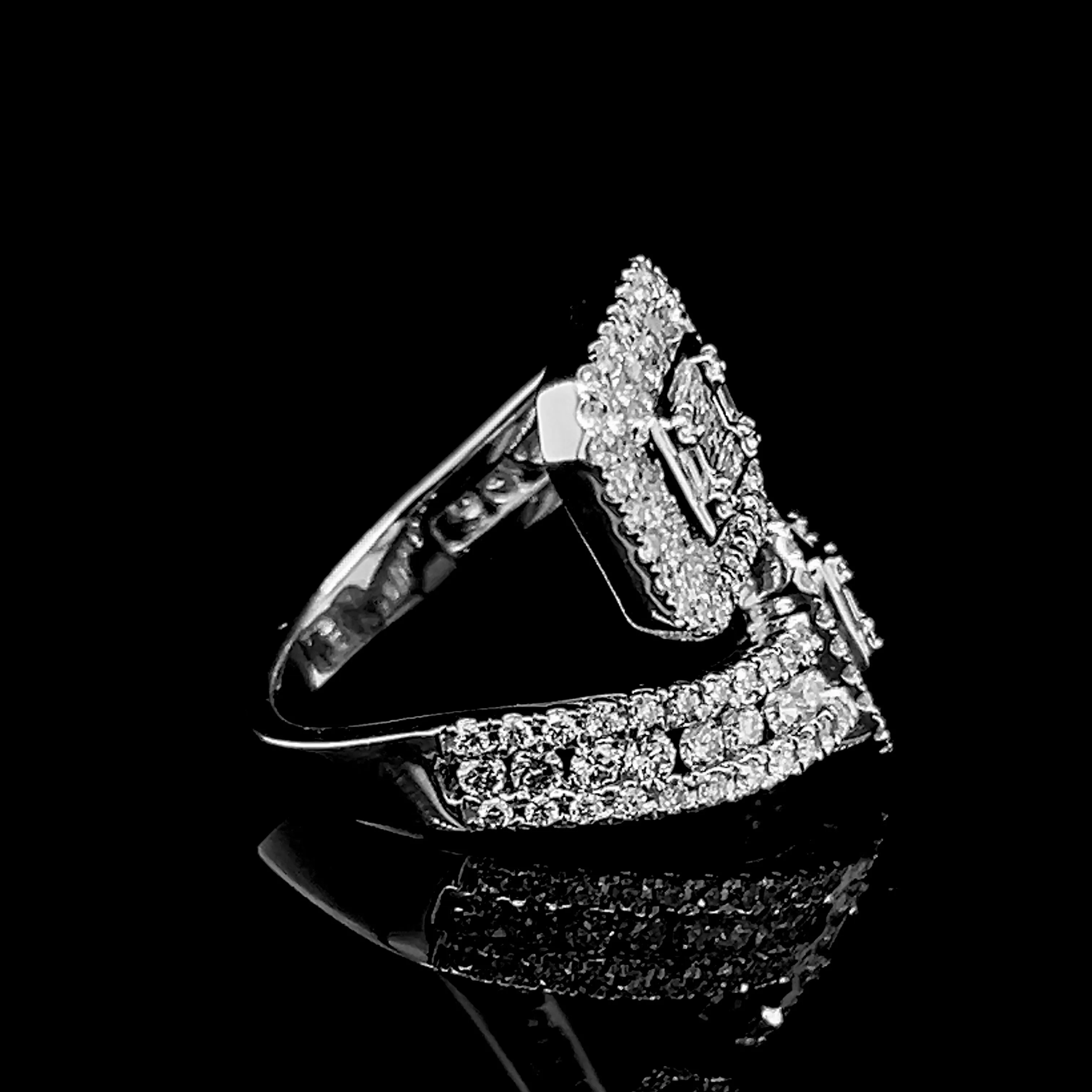 #LVNA2024 | Crossover Emerald Statement Diamond Ring 18kt