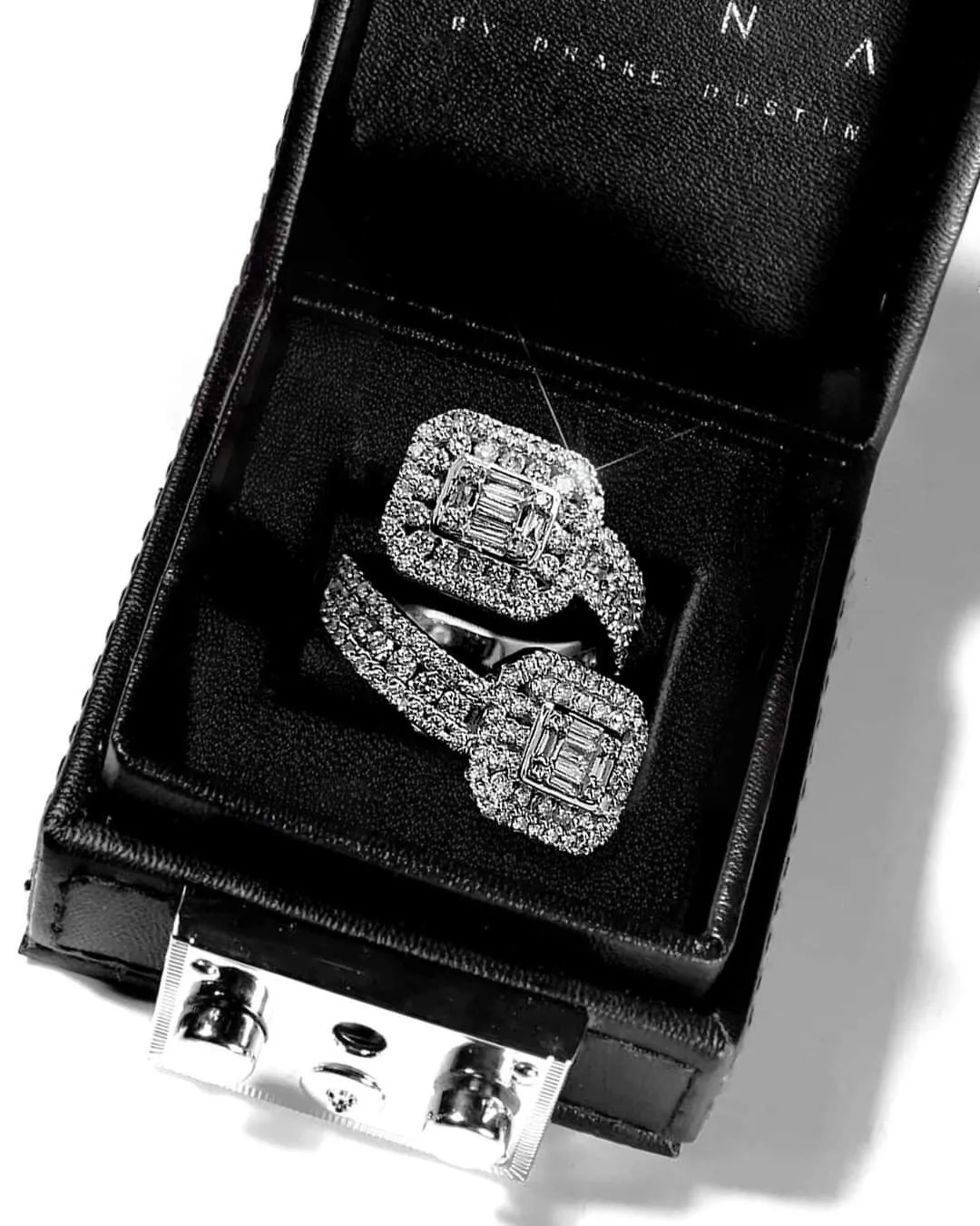 #LVNA2024 | Crossover Emerald Statement Diamond Ring 18kt